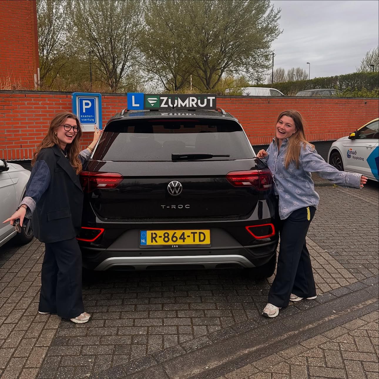 Geslaagde leerlingen bij Rijschool Zumrut